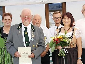 Die langjährigen Vereinsmitglieder (von links): Pete Schramm, stellvertretende Gauschützenmeisterin Renate Schramm, Winfried Zeuner, Ludwig Schmidt, Vorsitzender Dennis Stang, Ulrike Dressel, Alfred Köster und Hermann Reißenweber  Foto: Michael Stelzner