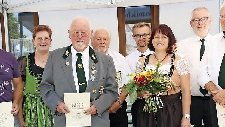 Die langjährigen Vereinsmitglieder (von links): Pete Schramm, stellvertretende Gauschützenmeisterin Renate Schramm, Winfried Zeuner, Ludwig Schmidt, Vorsitzender Dennis Stang, Ulrike Dressel, Alfred Köster und Hermann Reißenweber  Foto: Michael Stelzner