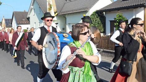 Eine imposante Kirchenparade fand am Sonntag zum Auftakt der 100-Jahr-Feier des Gesangvereins "Liederkranz" Haig statt.