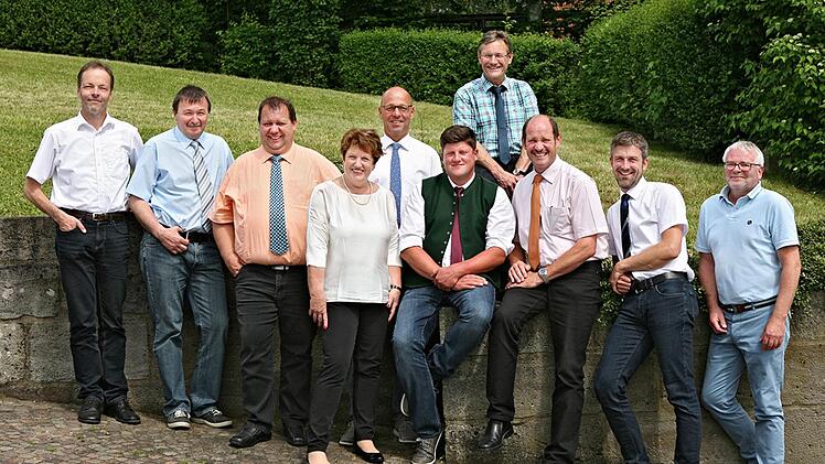 Sie sind zufrieden, haben aber noch viel vor: Joachim Mair vom ALE mit den B&uuml;rgermeistern Roland R&ouml;mmelt (Riedenberg), Bernold Martin (Schondra), Brigitte Meyerdierks (Bad Br&uuml;ckenau), Gerd Kleinhenz (Wildflecken), Alexander Schneider (Geroda), Wilhelm Friedrich (Zeitlofs), Dieter Muth (Oberleichtersbach), Jochen Vogel (Motten) und Umsetzungsmanager der Rh&ouml;nallianz Uwe Schmidt. Foto: Kerstin Junker