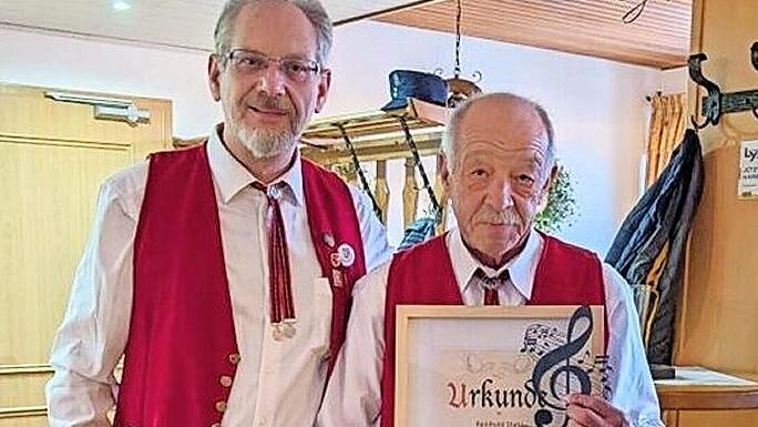 Der Vorsitzende der Musikkapelle Pfaffenhausen, Marco Genzler (l.) ernannte Reiner Stahl zum neuen Ehrenmitglied und überreichte einen Pokal für seine besonderen Verdienste als bester Musikvereinswart.