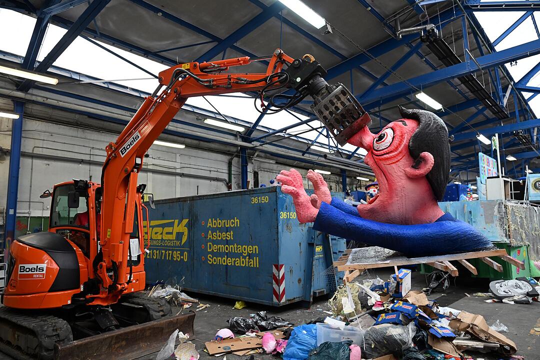 D&uuml;sseldorfer Rosenmontagswagen werden abgerissen