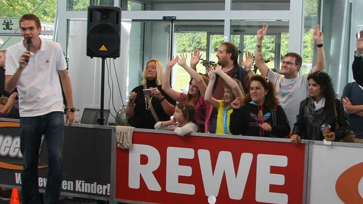 Jörg Brisken übt mit den Eltern schon mal das Anfeuern.