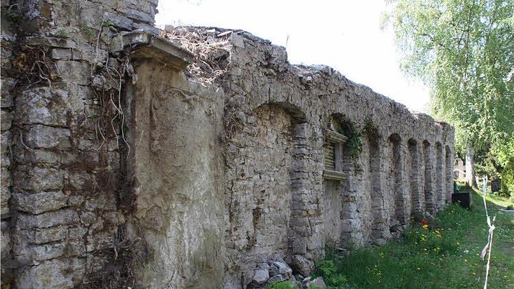 Die historische Friedhofsmauer in Mainstockheim ist in weiten Bereichen einsturzgefährdet. Foto: G. Bauer