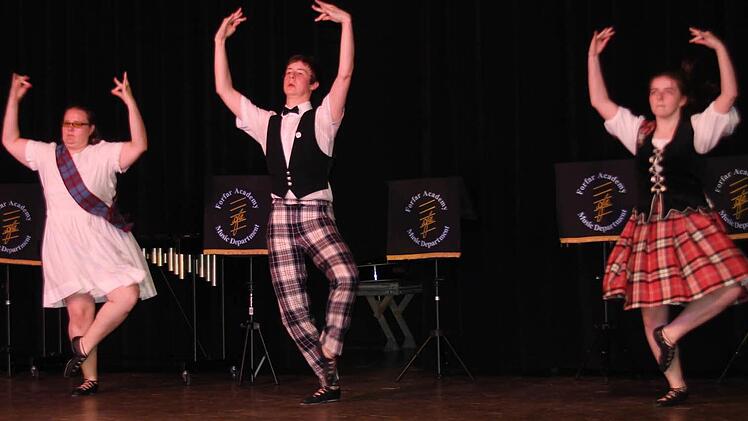 Ailsa Gill, Gavin Allan und Robyn Ward beim ihrem traditionellen schottischen Tanz.