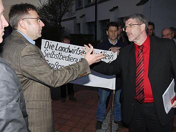 Wenn es um das "Grüne Band" geht, lässt es sich mit den Vertretern des Bauernverbandces trefflich streiten - diese Erfahrung hat Landrat Michael Busch (rechts), wie hier im April, schon mehrfach gemacht. Bei einem Gespräch des Bauernverbandes mit Bayerns Umweltminister Marcel Huber ist der Landrat am Freitag indes außenvor. Foto: Berthold Köhler