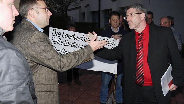 Wenn es um das "Grüne Band" geht, lässt es sich mit den Vertretern des Bauernverbandces trefflich streiten - diese Erfahrung hat Landrat Michael Busch (rechts), wie hier im April, schon mehrfach gemacht. Bei einem Gespräch des Bauernverbandes mit Bayerns Umweltminister Marcel Huber ist der Landrat am Freitag indes außenvor. Foto: Berthold Köhler