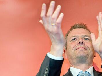 Der Nürnberger Oberbürgermeister Ulrich Maly (SPD) nach der Bekanntgabe der ersten Ergebnisse der Kommunalwahl in Bayern über seine Wiederwahl.  Foto: Daniel Karmann/dpa