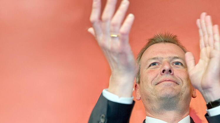 Der Nürnberger Oberbürgermeister Ulrich Maly (SPD) nach der Bekanntgabe der ersten Ergebnisse der Kommunalwahl in Bayern über seine Wiederwahl.  Foto: Daniel Karmann/dpa