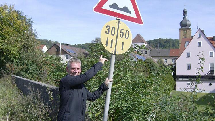 Hans Hackl kennt sich mit den Nato-Schildern aus und erklärt deren Bedeutung. Foto: Petra Malbrich
