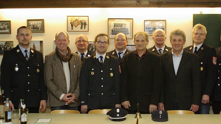 Kommandant Gerry Ackerl und Bürgermeister Karlheinz Kickuth (von links) sowie KBR Klaus Wüscher und Vorsitzender Heinrich Starrach (von rechts) gratulierten den langjährigen Mitgliedern zur Vereinsehrennadel (von links) Oliver Höffner, Armin Rittel, Andreas Wolf, Edgar Wolf, Paul Mützel, Jürgen Zellhahn und Walter Schmitt. Foto: Winfried Ehling