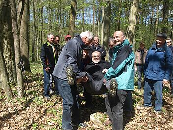 Zum Grenzgang gehört das Stauchen. Diesmal "stauchten" die Feldgeschworenen ihren Kollegen und seit Mai 2014 neuen Bürgermeister Franz Kuhn. Foto: Stefan Geiger