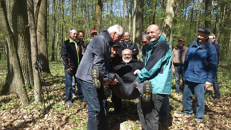 Zum Grenzgang gehört das Stauchen. Diesmal "stauchten" die Feldgeschworenen ihren Kollegen und seit Mai 2014 neuen Bürgermeister Franz Kuhn. Foto: Stefan Geiger