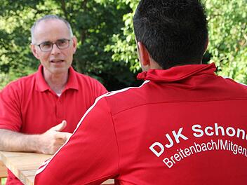 Diakon Horst Conze (links) im Gespräch mit Arsim Shabani Foto: Ulrike Müller