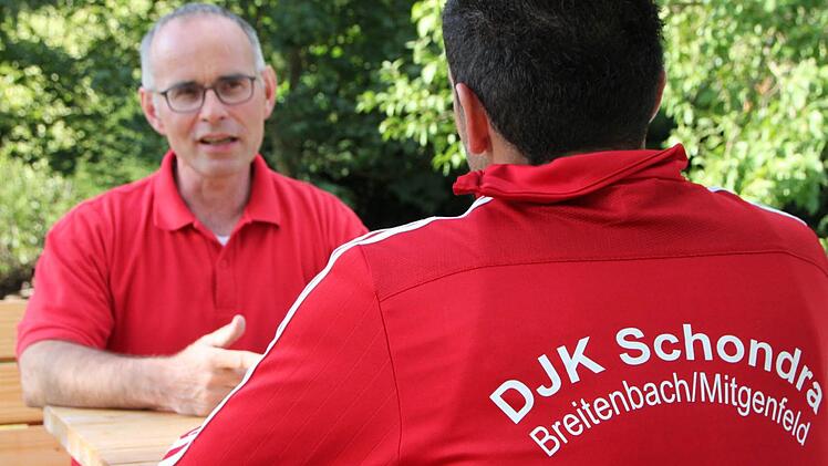 Diakon Horst Conze (links) im Gespräch mit Arsim Shabani Foto: Ulrike Müller