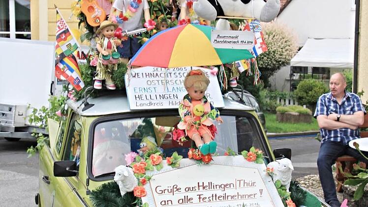Ein Gruß aus Hellingen im benachbarten Thüringen entbot der Besitzer dieses sehenswrten Gefährts den Maroldsweisachern beim Bauernmarkt. Foto: Helmut Will