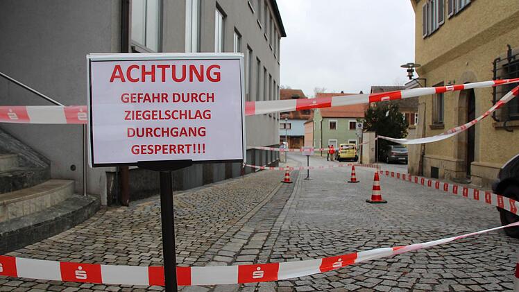 Zwischen Höchstadt und Lappach wurden mehrere Bäume entwurzelt und stürzten auf die Straße. Foto: Andreas Dorsch