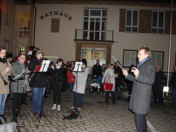Nach der Wahl gibt der künftige Bürgermeister Bernd Rebhan probeweise schon mal den Ton vor dem Rathaus an. Foto: Veronika Schadeck