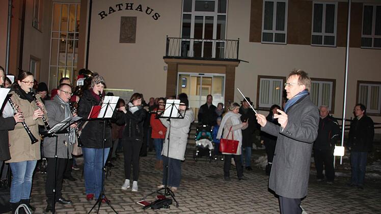 Nach der Wahl gibt der künftige Bürgermeister Bernd Rebhan probeweise schon mal den Ton vor dem Rathaus an. Foto: Veronika Schadeck