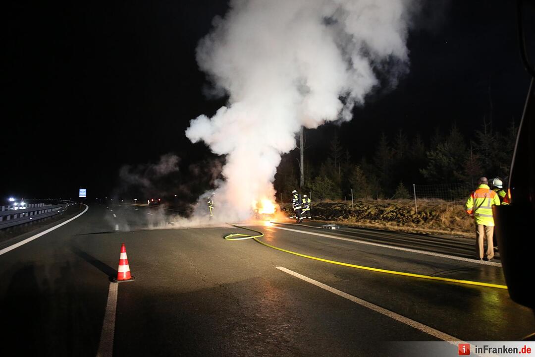 Pkw geht auf der A9 in Flammen auf