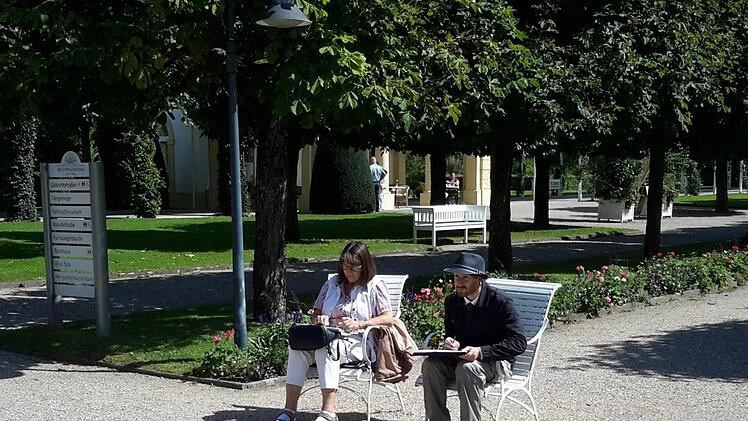 Und im Sommer wird draußen gezeichnet. Der Verein Kunsthaus hat mit seiner Kreativsparte die Urban Sketchers-Bewegung nach Bad Brückenau gebracht.               Foto: Rolf Pralle