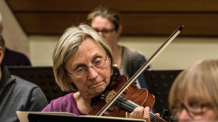 Mit dem Orchester der Musikfreunde Neustadt und der Solistin Hanna Pyrozhkova probt Hans Stähli das Cellokonzert von Jacques Offenbach.Foto: Jochen Berger