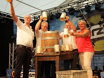 Bürgermeister Gerald Brehm (li.), seine Stellvertreter Günter Schulz und Irene Häusler stoßen  mit Festwirt Ingo Sauer  (3.v.l.) auf die Höchstadter Kerwa 2019 an.   Foto: Andreas Dorsch
