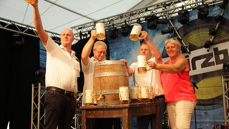 Bürgermeister Gerald Brehm (li.), seine Stellvertreter Günter Schulz und Irene Häusler stoßen  mit Festwirt Ingo Sauer  (3.v.l.) auf die Höchstadter Kerwa 2019 an.   Foto: Andreas Dorsch