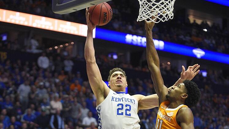 Mit dem 23-jährigen US-Amerikaner Reid Travis (links) aus Kentucky haben die Bayreuther Bundesliga-Basketballer einen sehr beweglichen aber auch körperlich starken Center unter Vertrag genommen. Foto: imago