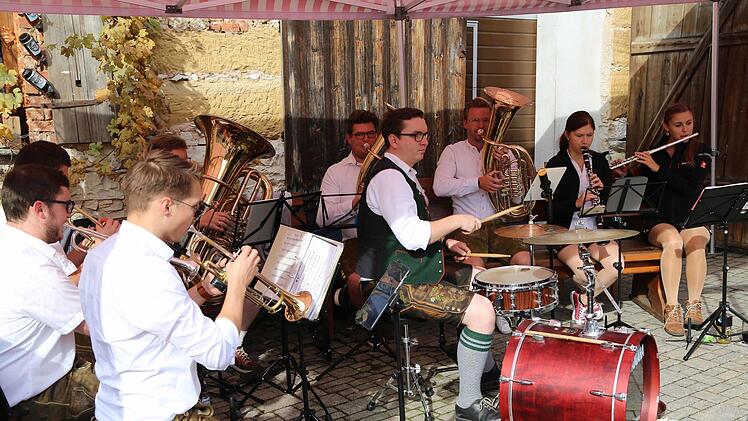 Die "Blechhulza" schaffen  beim Nikl-Bräu Kerwastimmung. Foto: Franz Galster