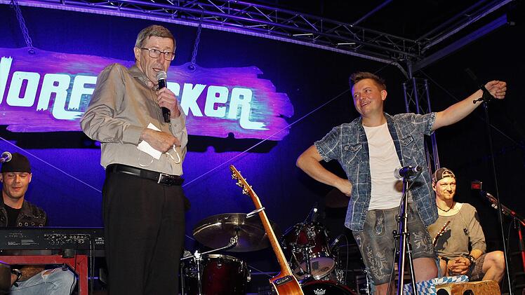 Pfarrer Wolfgang Schmidt verhalf den Dorfrockern zum Durchbruch. Schmidt (im Bild links) mit Tobias Thomann (rechts) Foto: Evi Seeger