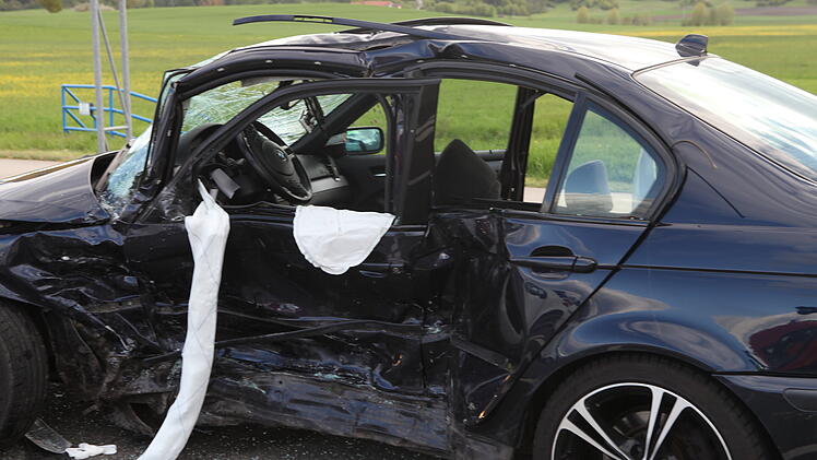Ein junger Autofahrer hatte beim Abbiegen ein entgegenkommendes Auto &uuml;bersehen.