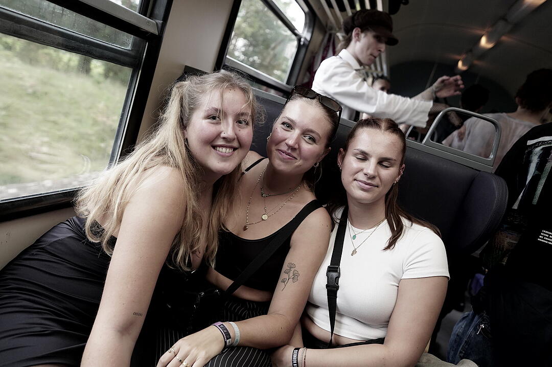 Party im Zug - Raver*innen tanzen zu Techno-Beats