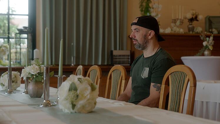 Vor 15 Jahren heiratete J&ouml;rn seine Jugendliebe Moni. Heute ist er Witwer und alleinerziehender Vater von zwei Kindern.