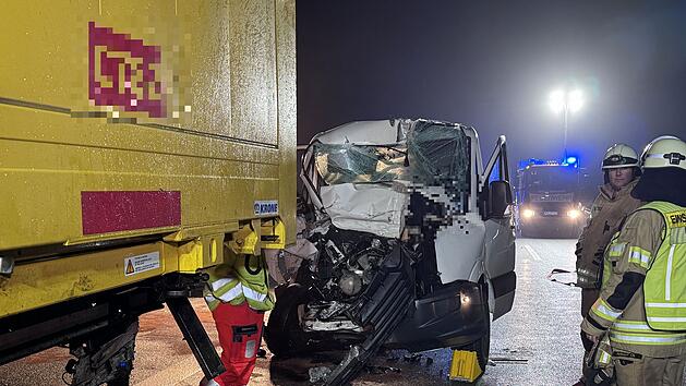 Viele Schutzengel am Werk: VW-Transporter kracht auf der A9 unter Lkw-Gespann &ndash; Fahrer steigt nahezu unverletzt aus
