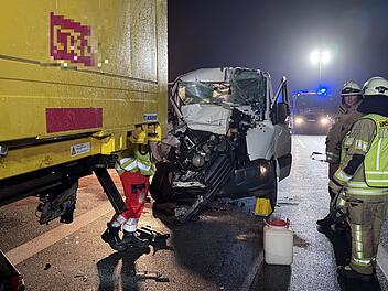 Viele Schutzengel am Werk: VW-Transporter kracht auf der A9 unter Lkw-Gespann &ndash; Fahrer steigt nahezu unverletzt aus