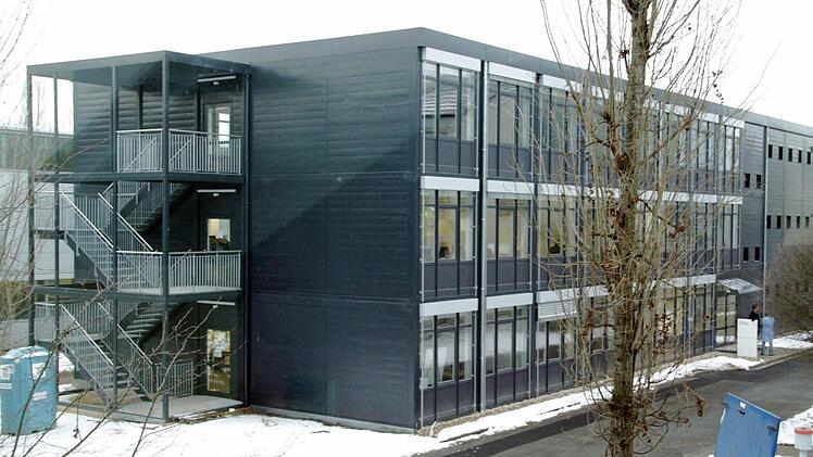 Die Büro-Container sollen nach der Fertigstellung des Neubaus wieder abgebaut werden.  Foto: Nikolas Pelke