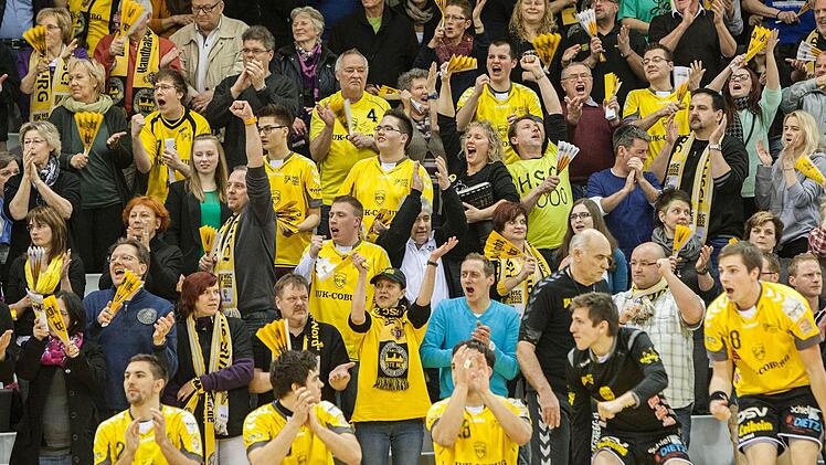 Zuschauer und Spieler des HSC Coburg sind aus dem Häuschen. In der 3. Liga Ost läuft es seit der Auswärtsniederlagenserie Ende 2012 endlich wunschgemäß und im Umfeld werden erfolgreich die Weichen gestellt. Heute Abend stellt der Klub in Coburg seinen neuen Trainer für die Saison 2013/2014 vor. - Unser Bild zeigt jubelnde Spieler und Fans während der Partie am Sonntag gegen Baunatal (27:26) - nur der scheidende Trainer Hrvoje Horvat wirkt noch angespannt und skeptisch. Ob "Cveba" eine Vorahnu...