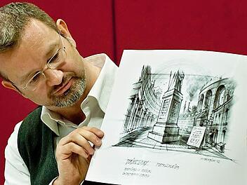 Michael Heinrich mit dem Entwurf für den Portalschleier zu "Dorian Gray". Die Musical-Oper von Roland Fister wird am 8. Juni in Coburg uraufgeführt. Foto: Jochen Berger