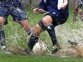 Wasser- und Schlammschlachten, wie auf diesem Archivbild, das auf einem auswärtigen Fußballplatz entstand, sollen auf dem Fußballplatz in Sand in Zukunft ausgeschlossen bleiben. Das soll durch das Anlegen eines Kunstrasenfelds erreicht werden.  Foto: Archiv