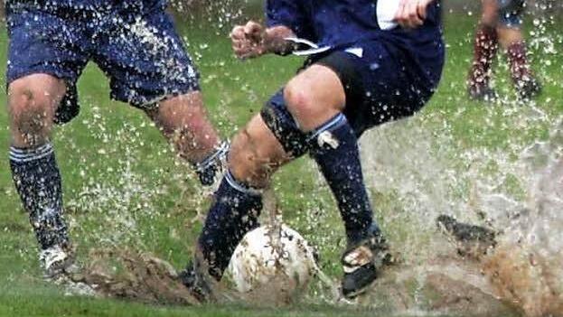 Wasser- und Schlammschlachten, wie auf diesem Archivbild, das auf einem auswärtigen Fußballplatz entstand, sollen auf dem Fußballplatz in Sand in Zukunft ausgeschlossen bleiben. Das soll durch das Anlegen eines Kunstrasenfelds erreicht werden.  Foto: Archiv