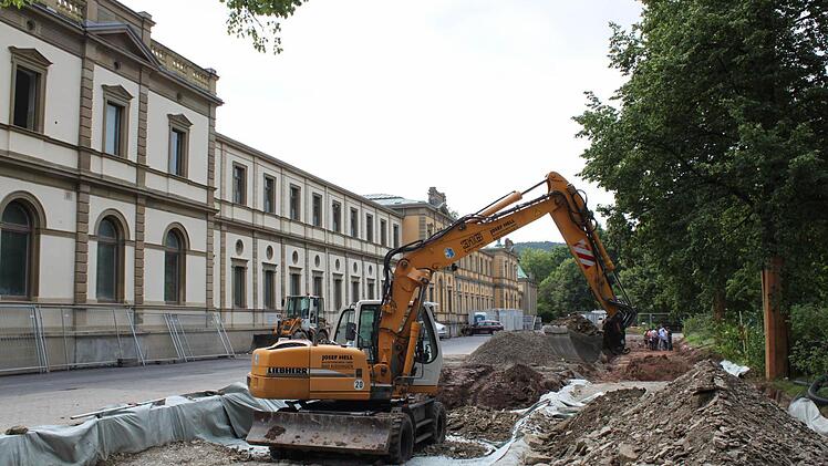 Ungefähr fünf Meter rückt die neue Parkplatzzeile in den Luitpoldpark hinein. Die früheren Parkplätze direkt an der Fassade werden für die Baustraße benötigt. Fotos: Thomas Mäuser