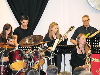 Die BigBand des Gymnasiums spielte. Unter die Schüler mischte sich auch Oberstudiendirektor Joachim Schwigon. Foto: Schönborn-Gymnasium