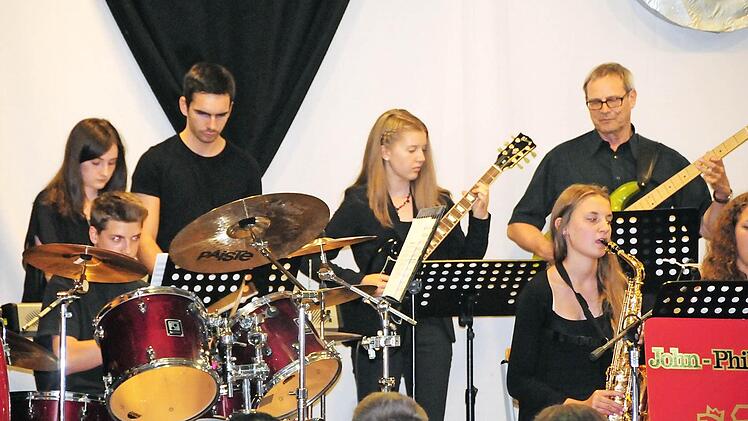 Die BigBand des Gymnasiums spielte. Unter die Schüler mischte sich auch Oberstudiendirektor Joachim Schwigon. Foto: Schönborn-Gymnasium