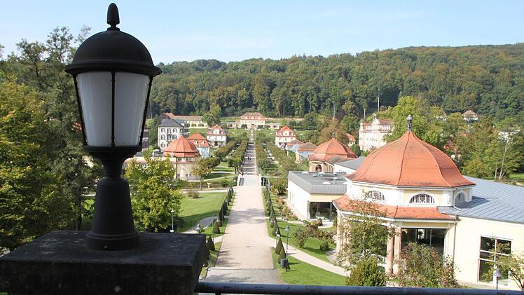 Es liegt an einem Ende der Mittelachse durch den Schlosspark - direkt gegenüber vom Fürstenhof.