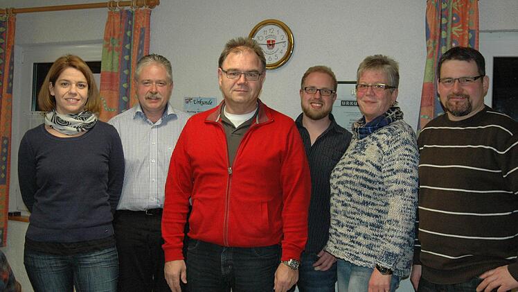 Generationswechsel beim Musikzug in Wildflecken. Steffen Fröhlich (3. von rechts) rückt für den scheidenden Vorsitzenden Jürgen Köstler (2. von links) nach. Jochen Gundelach (rechts) wird stellvertretender Vorsitzender und tritt damit die Nachfolge von Anke Gundelach (links) an. Georg Helfrich (3. von links) ist der neue Schriftführer. Petra Strömel bleibt für die Kasse zuständig.Foto;: Sebastian Schmitt-Mathea