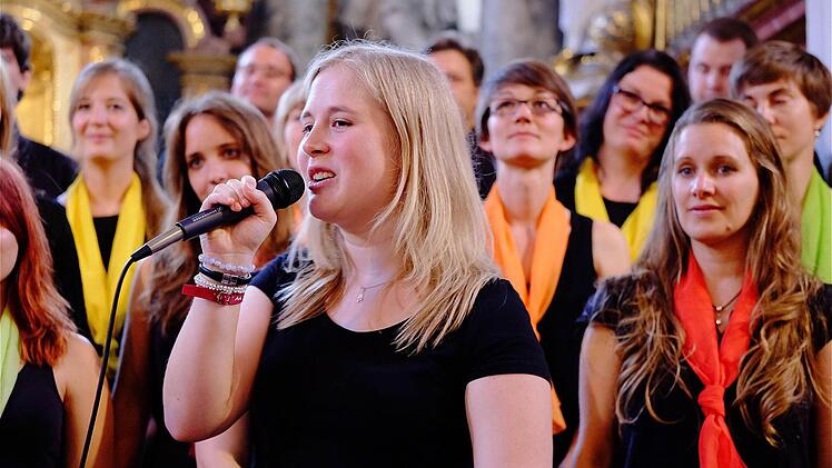 Der Chor "New Future" beim Benefizkonzert in der sulzthaler Kirche. Foto: Gerd Schaarsulzthaler