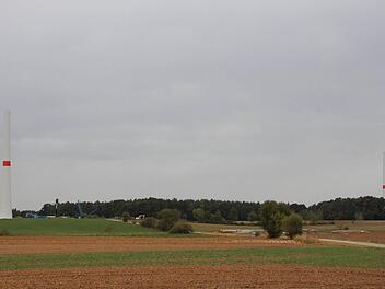 Die Energiewende bekommt auch in der Landschaft bei Lonnerstadt ein Gesicht. Foto: Andreas Dorsch