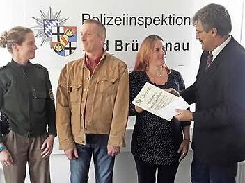 Zivilcourage haben Angelina und Hans-Jürgen Müller bewiesen. Ihren beherzten Einsatz würdigten Dienststellenleiter Herbert Markert (r.) und Polizeihauptmeisterin Monika Konopka (l.). Foto: Rolf Pralle