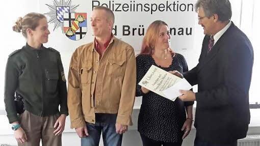 Zivilcourage haben Angelina und Hans-Jürgen Müller bewiesen. Ihren beherzten Einsatz würdigten Dienststellenleiter Herbert Markert (r.) und Polizeihauptmeisterin Monika Konopka (l.). Foto: Rolf Pralle